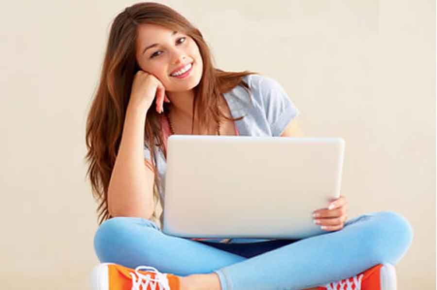 chica joven con ordenador no vestida enfermera b