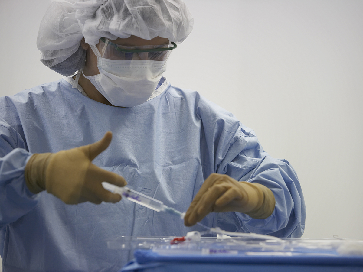Enfermera manipulando medicamentos peligrosos