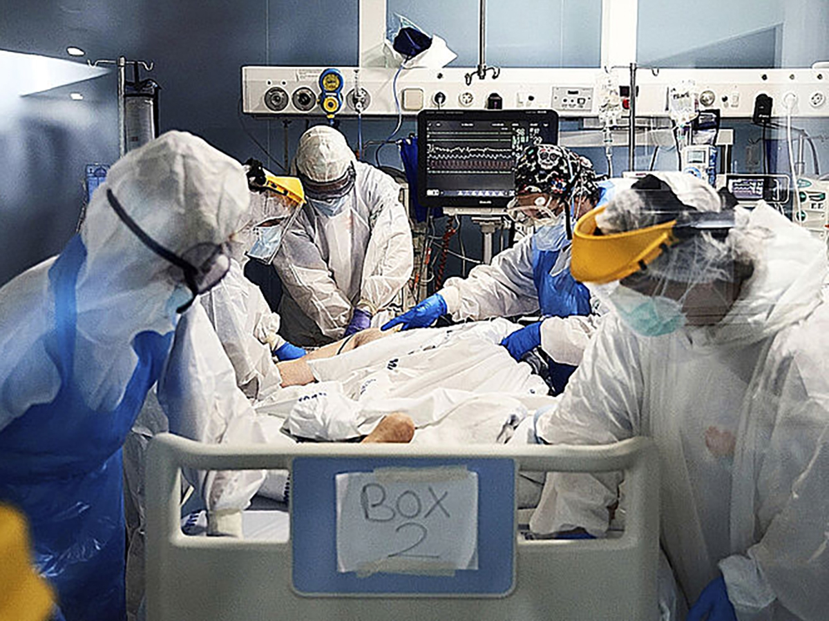 Enfermeras y profesionales sanitarios atienden en la UCI a un paciente con coronavirus