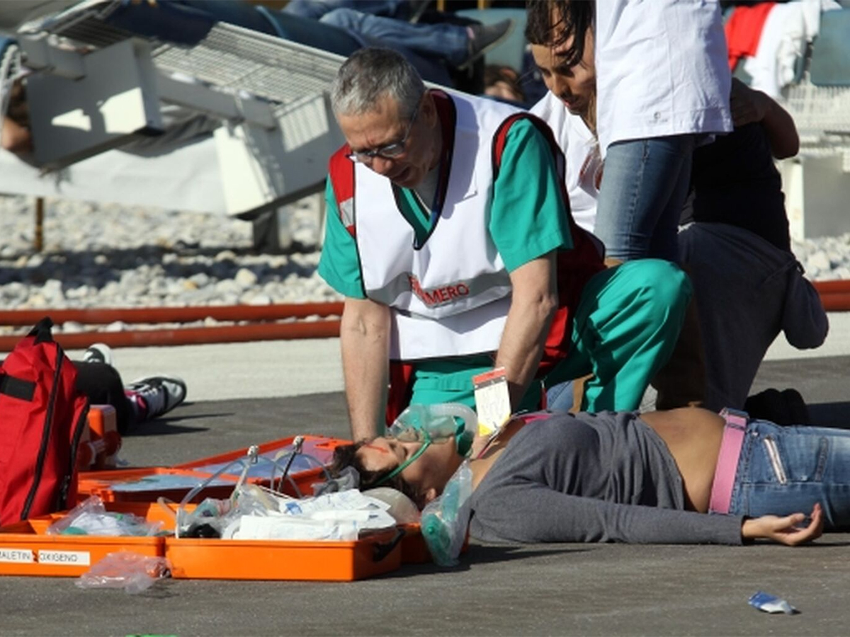 Enfermero actúa en el simulacro de un accidente aéreo