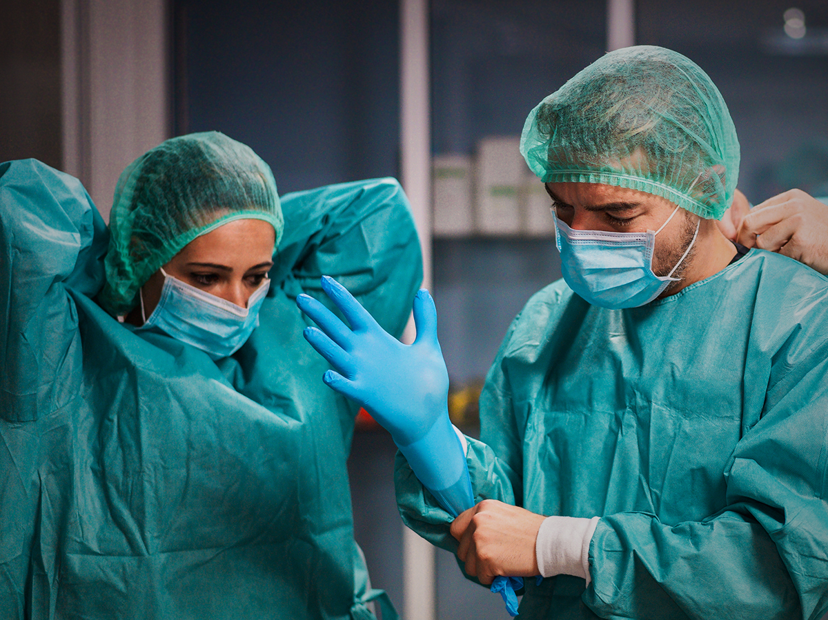 Equipo de Enfermería preparándose para una intervención en plena crisis del COVID 19