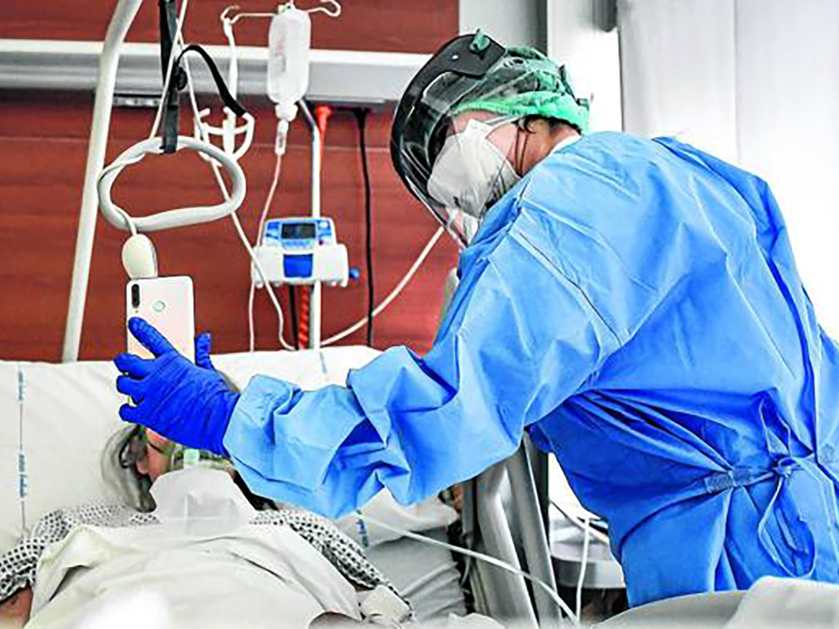 Una enfermera hace posible que un ingresado por coronavirus vea a su familia por el móvil