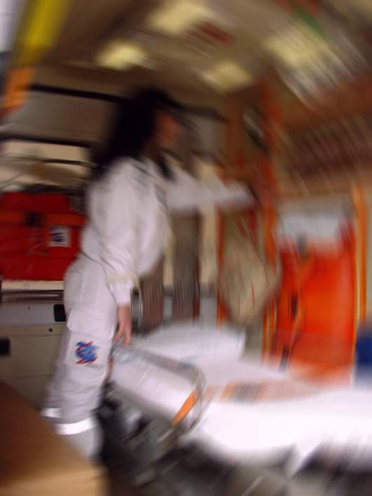 enfermera en ambulancia desenfocada