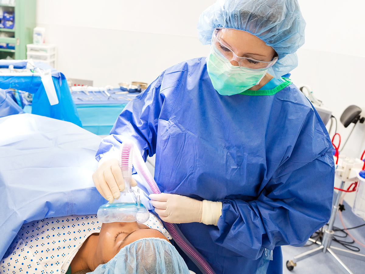 Enfermera realiza el proceso de anestesia en una operación quirúrgica