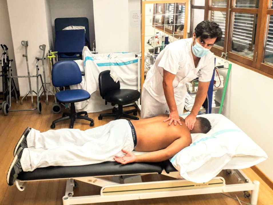 fisioterapeuta dando masaje