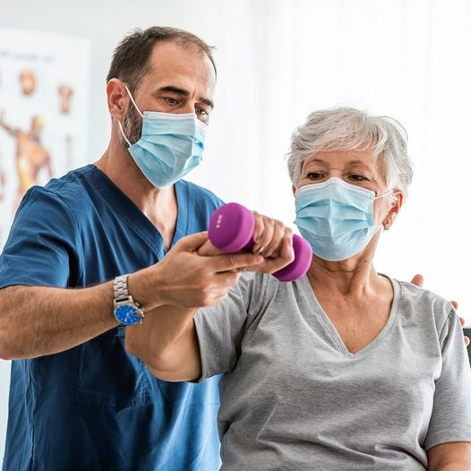 fisio con señora mayor