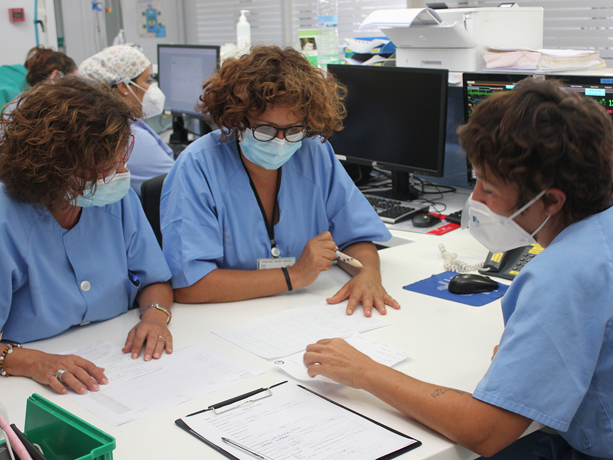 enfermeras trabajando juntas con mascarilla