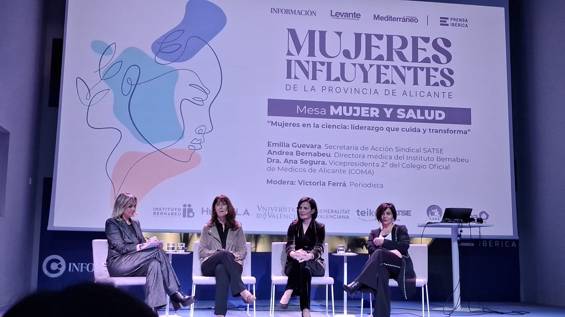 La secretaria de Acción Sindical de SATSE Alicante (2ª izq.) se dirige al público en un momento de la charla