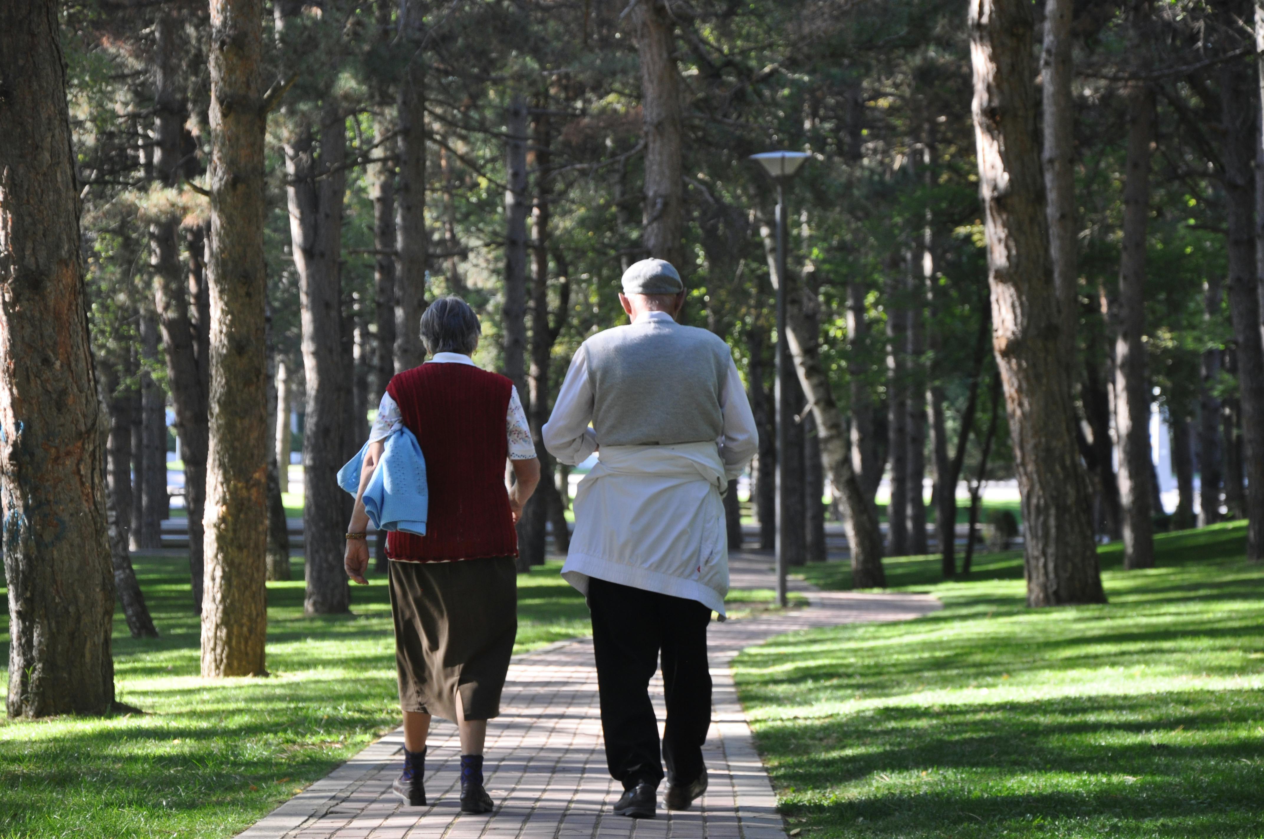ancianos paseando