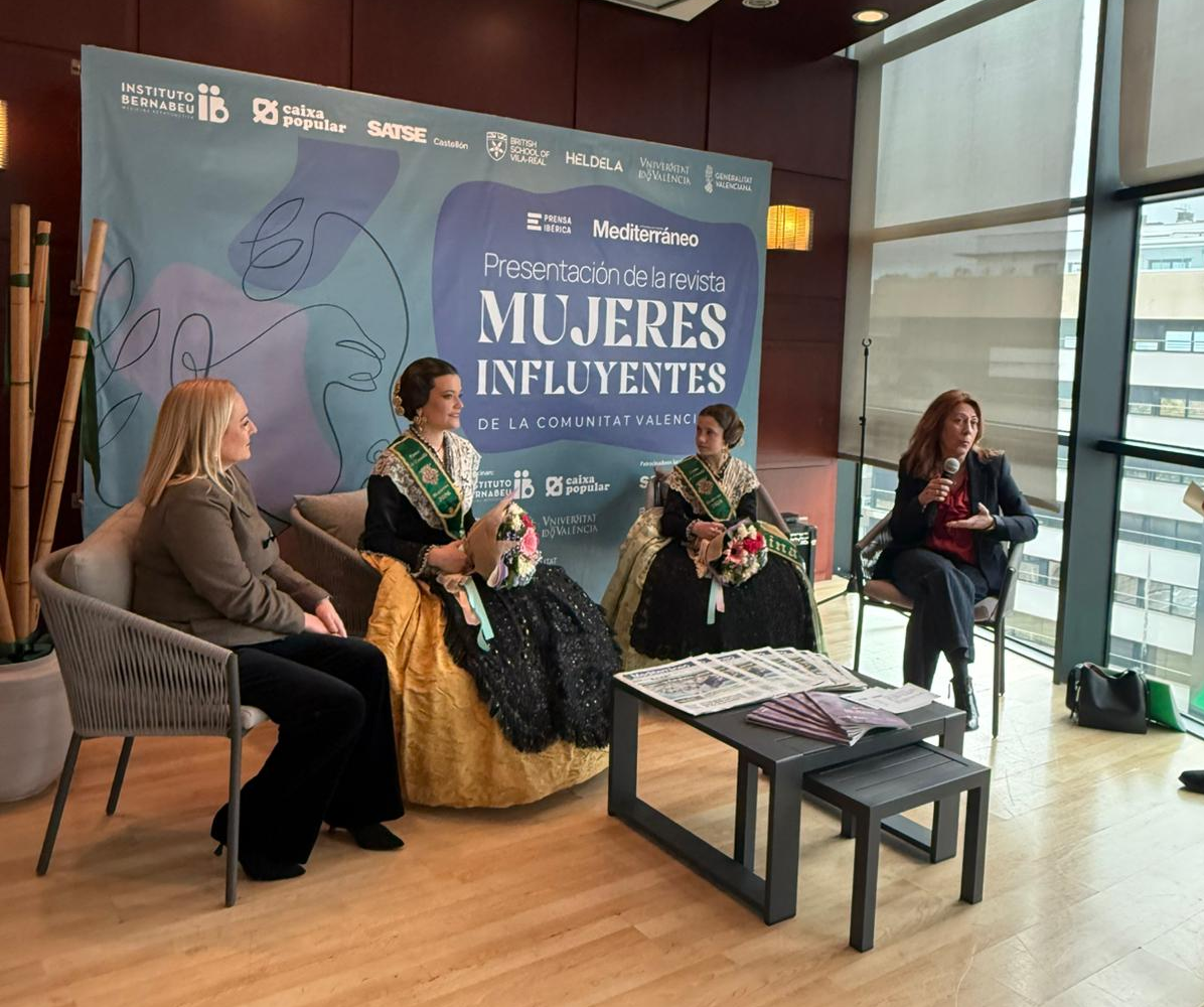 La representante de SATSE (1ª izq.) junto a las reinas de las fiestas de Castellón y otra participante al acto