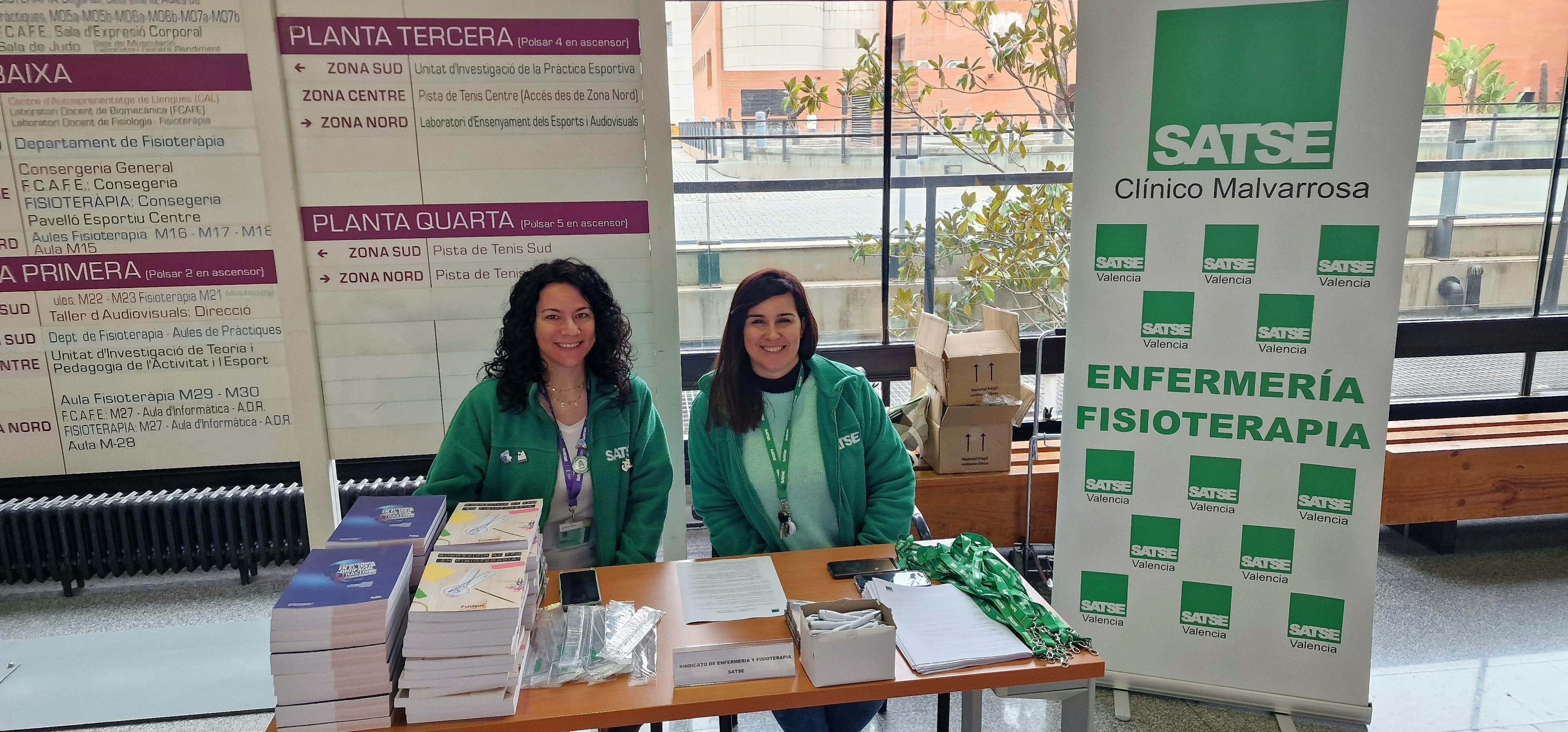 las delegadas que han impartido la charla en el stand informativo